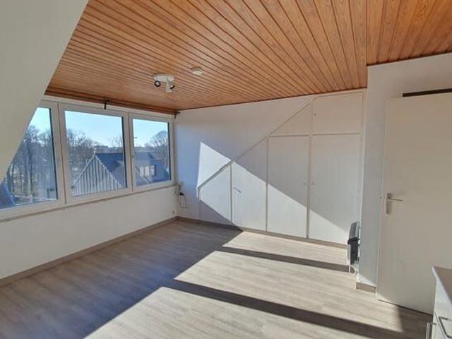 Moderne studio met veel lichtinval