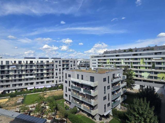 Moderne, sehr helle Dachgeschosswohnung mit hofseitigem Balkon vis a vis U3 Station Enkplatz gelegen!