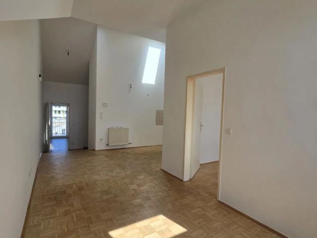 Moderne, sehr helle Dachgeschosswohnung mit hofseitigem Balkon vis a vis U3 Station Enkplatz gelegen!