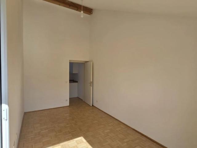Moderne, sehr helle Dachgeschosswohnung mit Terrasse 2 er WG tauglich vis a vis U3 Station Enkplatz gelegen!