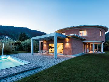 Moderne, sonnige Villa mit Pool und Garten zu verkaufen in Pura