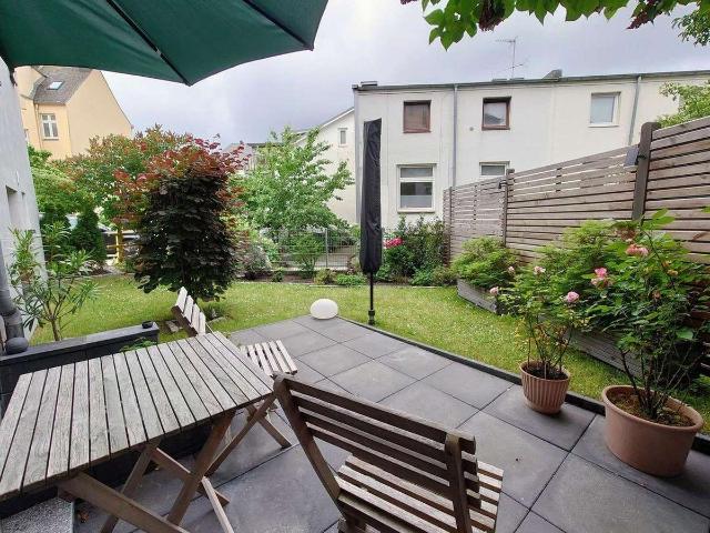 Moderne Souterrainwohnung mit Garten