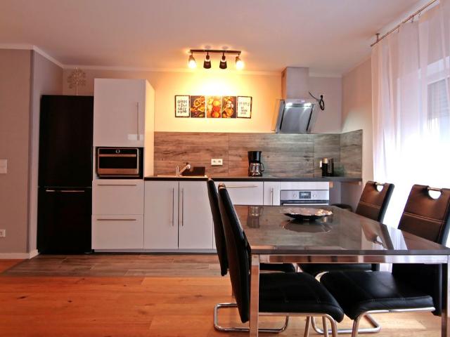 Moderne Souterrain Wohnung mit Terrasse