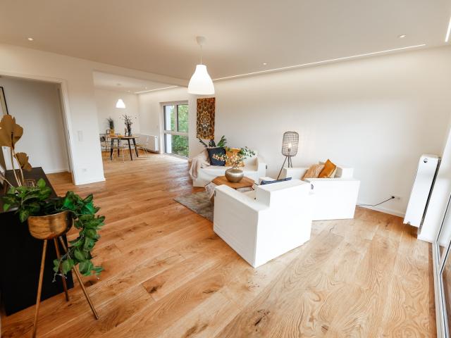 Moderne Traumwohnung im 2 MFH mit sonnigem Balkon im 1.OG, Energie KL. A
