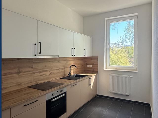 Moderne Traumwohnung mit Design Einbauküche, Badewanne & großen Fensterflächen perfekt für Singles