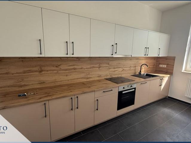 Moderne Traumwohnung mit Einbauküche, Badewanne & großen Fensterflächen – Sofort verfügbar