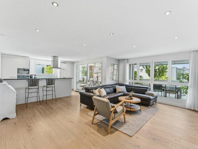 Moderne und gepflegte 4.5 Zimmerwohnung mit grosszügiger Sonnenterrasse in Greppen
