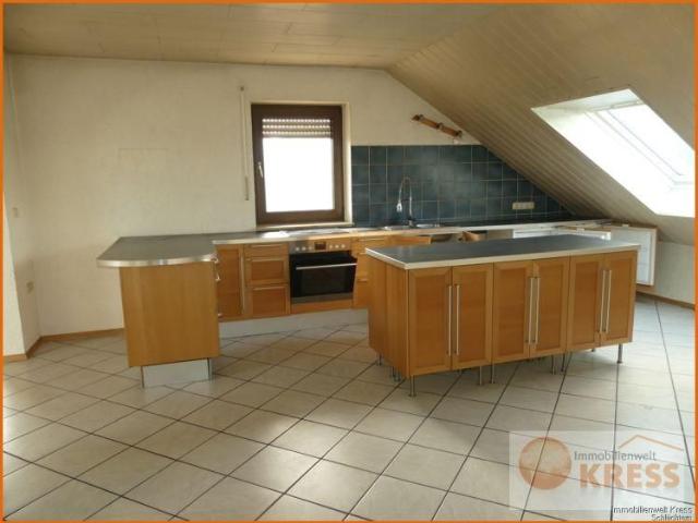 Moderne und gepflegte 4 Zimmer Wohnung in ruhiger Lage, Flieden Oberstork m. Balkon im Dachgeschoss