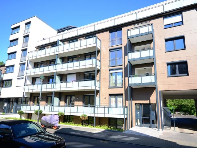 Moderne und großzügige 5 Zimmer Wohnung über zwei Etagen mit separatem Eingang und Einbauküche