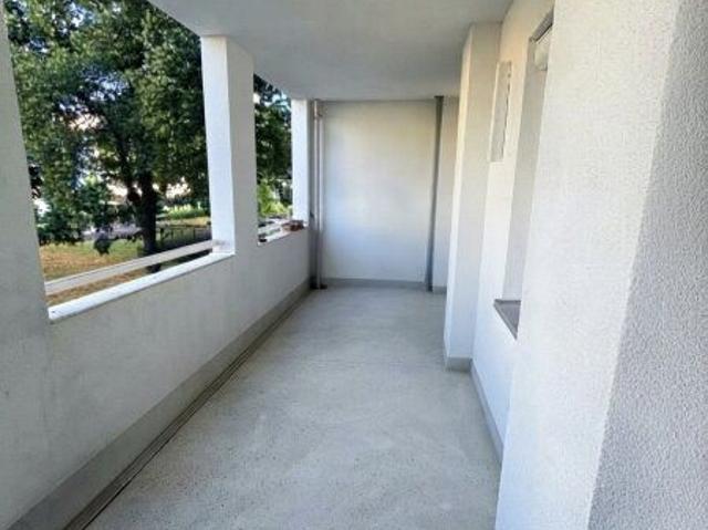 Moderne und gut geschnittene 3 Zimmer Wohnung mit dem Vorteil einer Luxusloggia 18,25 m² und eigenem Parkplatz!
