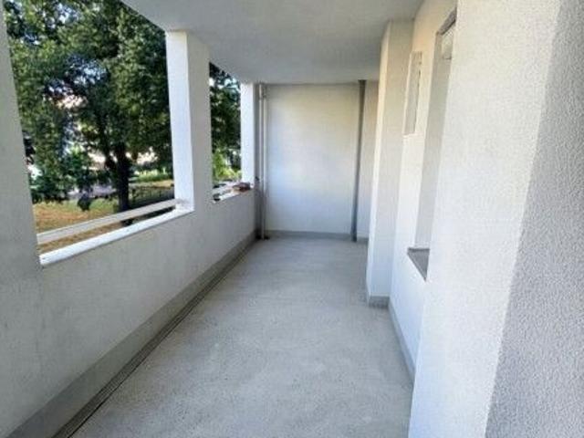 Moderne und gut geschnittene 3 Zimmer Wohnung mit dem Vorteil eines Luxusbalkons und eigenem Parkplatz!