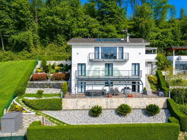 Moderne und helle Ein /Zweifamilienvilla mit herrlicher offener Aussicht