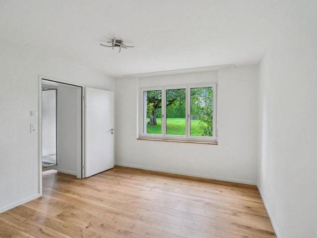 Moderne und hochwertige Wohnung mit Garten zu vermieten