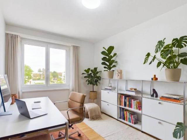 Moderne und lichtdurchflutete Wohnung mit Balkon in Schwaderloch