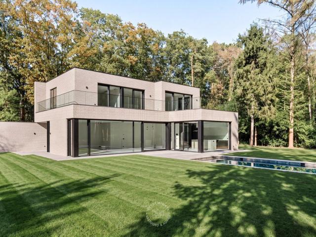 Moderne villa met zwembad op De Heide