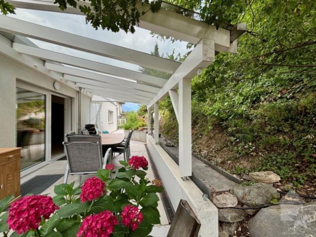 Moderne Villa mit 2 geräumigen Wohnungen