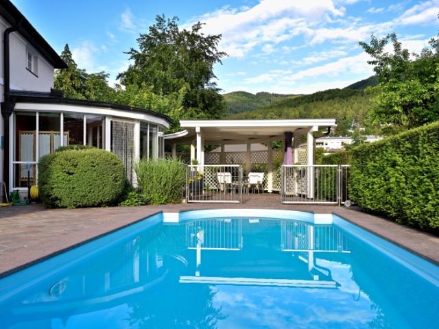 Moderne Villa mit traumhaftem Garten, Pool, Sauna, uvm