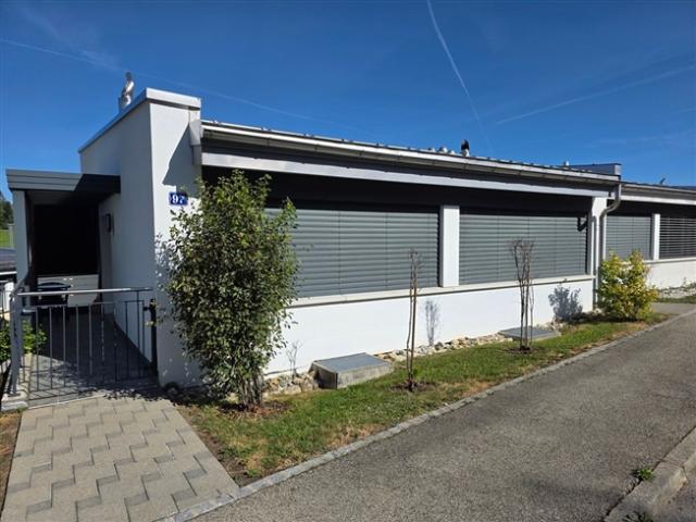 Moderne Villa mit einem privaten Garten und einem Innenparkplatz