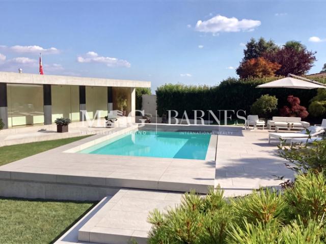 Moderne Villa mit Garten und Pool