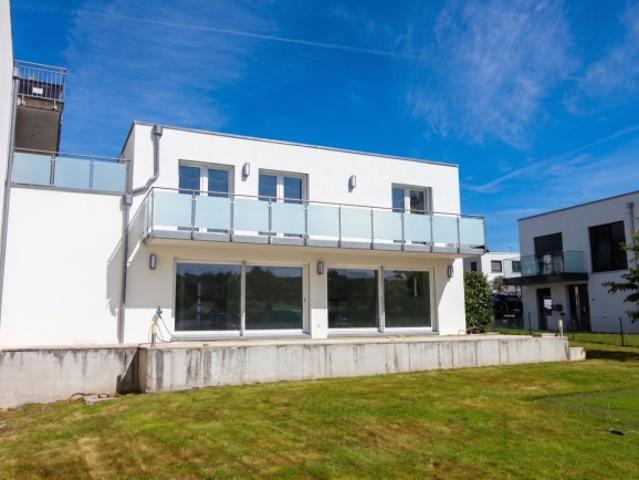 Moderne Villa mit großer Terrasse und Garten