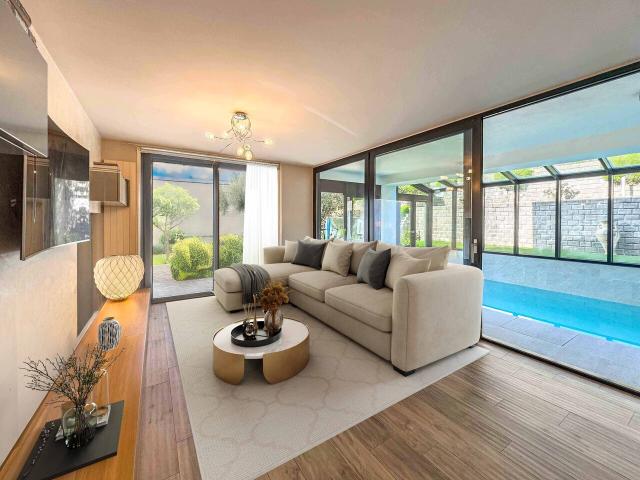 Moderne Villa mit Innenpool in Collina d’Oro