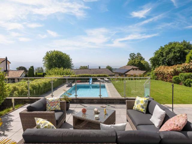 Moderne Villa mit Pool und Blick auf den See, die Alpen und die Jura