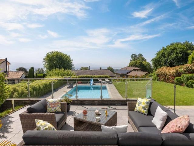 Moderne Villa mit Pool und Blick auf den See, die Alpen und die Jura