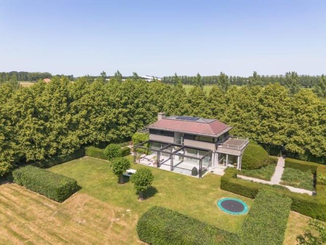 Moderne villa omringd door groen