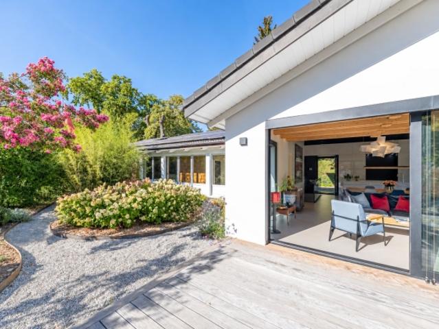 Moderne Villa auf einer Ebene