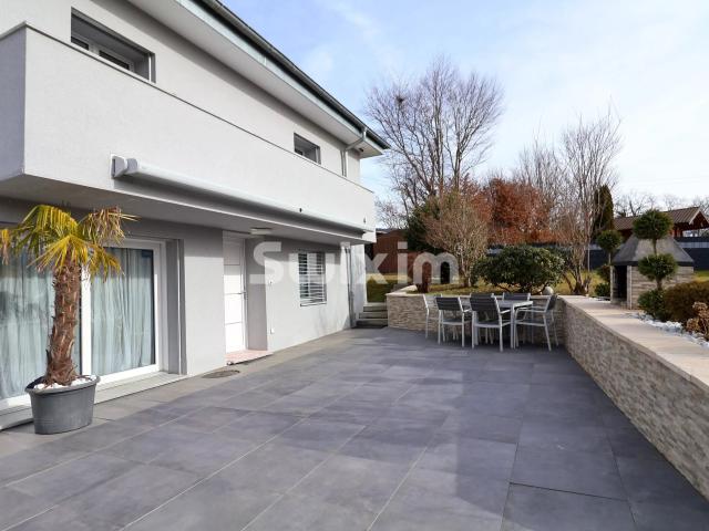 Moderne Villa in ihrer grünen Umgebung!