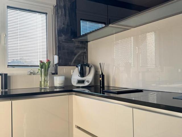 Moderne Wohnung für Grenzgänger: 90m², Süd Balkon, Klima & Garage
