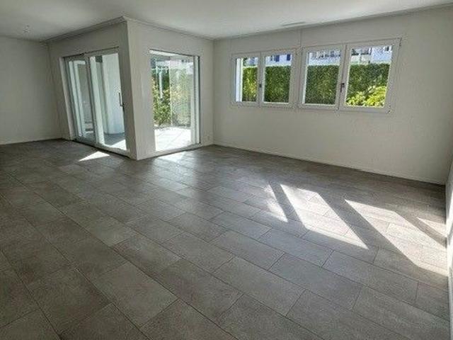 Moderne Wohnung im Erdgeschoss mit verglaster Loggia