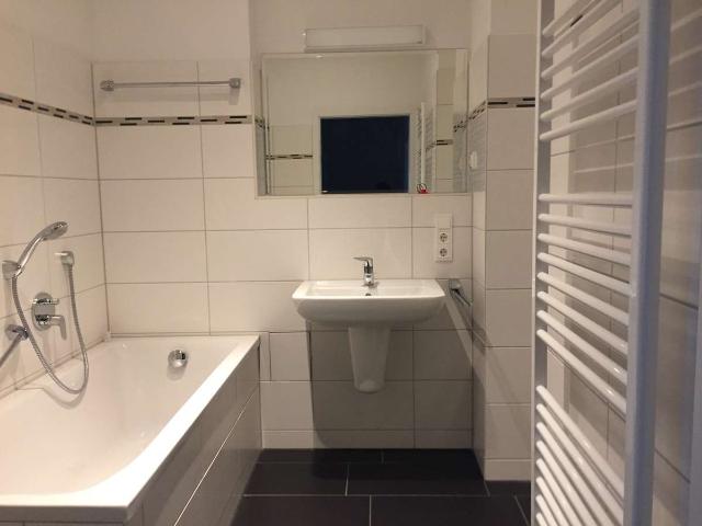 Moderne Wohnung mit offener Küche, Balkon und Stellplatz