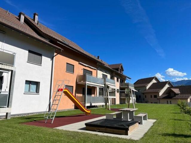 Moderne Wohnung mit Balkon und Bergsicht