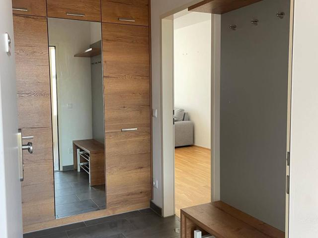 Moderne Wohnung mit Balkon und Tiefgarage