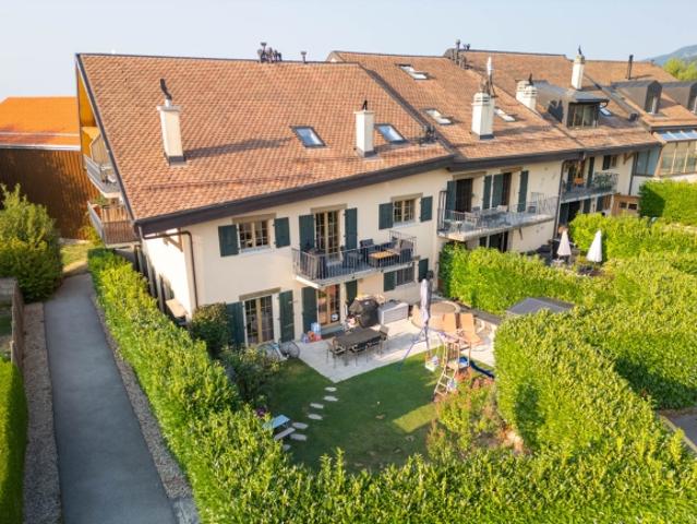 Moderne Wohnung mit einem grossen Garten