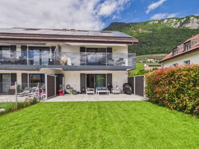 Moderne Wohnung mit Terrasse, privatem Garten und offenem Bergblick