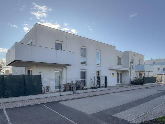 Moderne Wohnung mit Terrasse und Garten