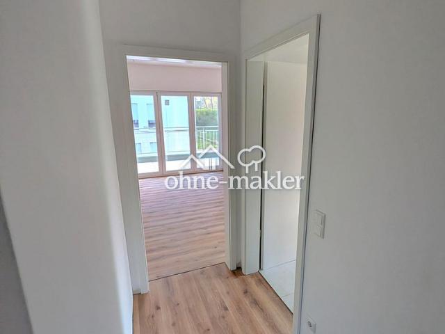 Moderne Wohlfühloase: Helle 3 bis 4 Zimmer Obergeschosswohnung mit Balkon als Erstbezug