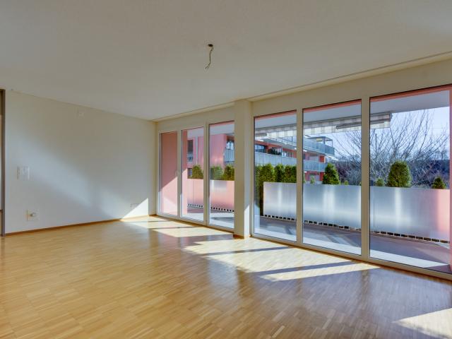 Moderne Wohlfühloase im Untergeschoss mit Sitzplatz