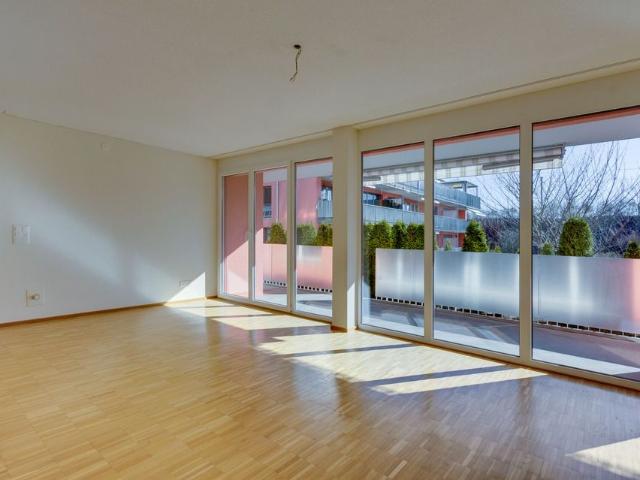 Moderne Wohlfühloase im Untergeschoss mit Sitzplatz