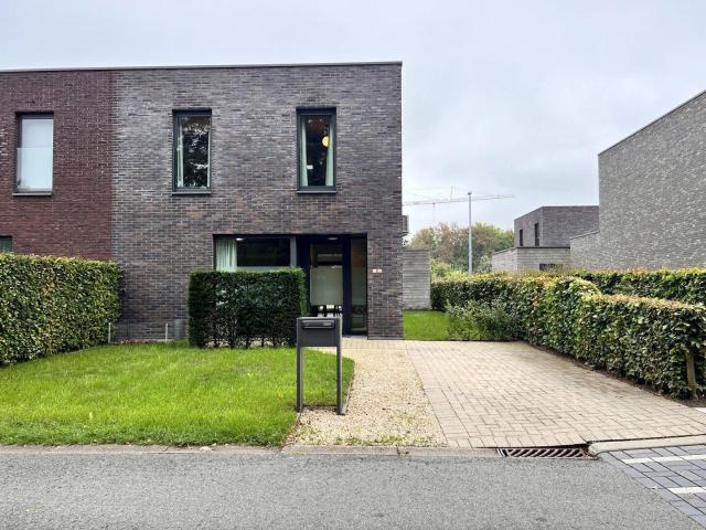Moderne woning voorzien van airco met garage