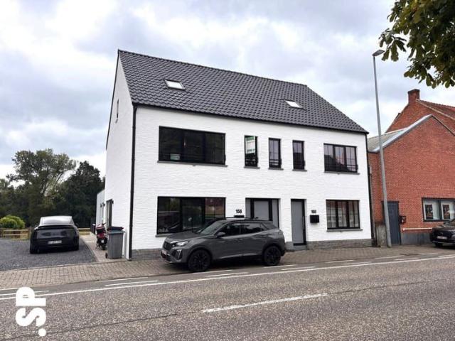 Moderne woning met 3 slaapkamers, 2 badkamers en terras te M