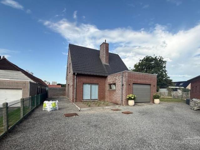 Moderne woning met 3 slaapkamers, garage en ruime tuin te.