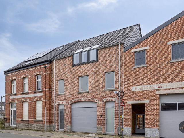 Moderne woning met ruim dakterras en garage