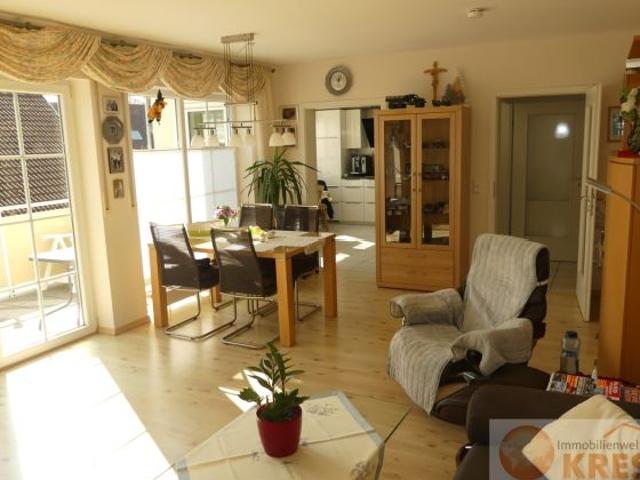 Moderne, zentrale, komfortable 3 Zimmer ETW 1.OG, Balkon, neuwertiger EBK und 3 PKW Stellplätzen