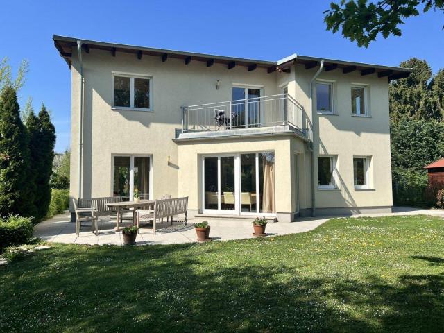 Moderne, zentrumsnahe Familienvilla mit großem Garten in gefragter Grünruhelage !