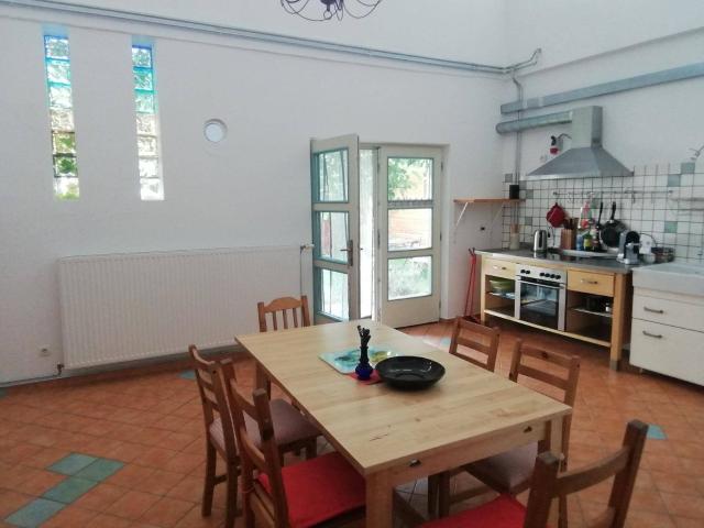 Moderne 100 m2 Galerie Wohnung mit Garten