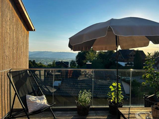 Moderne 1–2‑Zimmer‑Wohnung mit Balkon und Panorama‑Terrasse in Bildstein