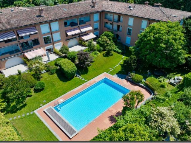 Moderne 2 1/2 Zimmer Ferienwohnung mit grossem Pool an attraktiver Lage in Ascona